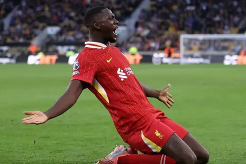 خطوة جديدة من ليفربول لتأمين بقاء كوناتي